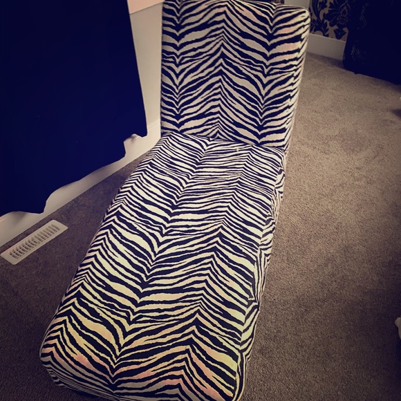 Modern couch - Picture 1 of 4